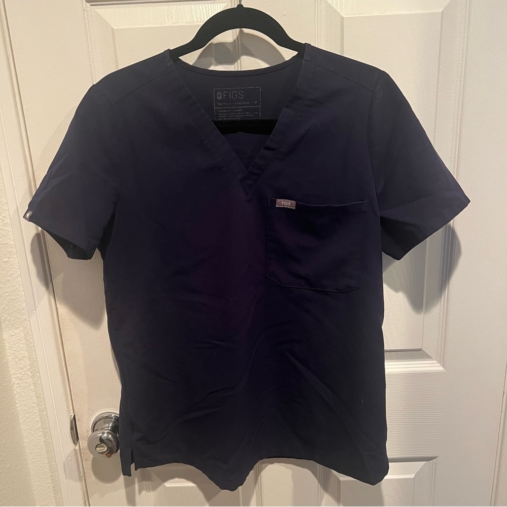 Figs Women’s One Pocket Scrub Top in Navy Size M.